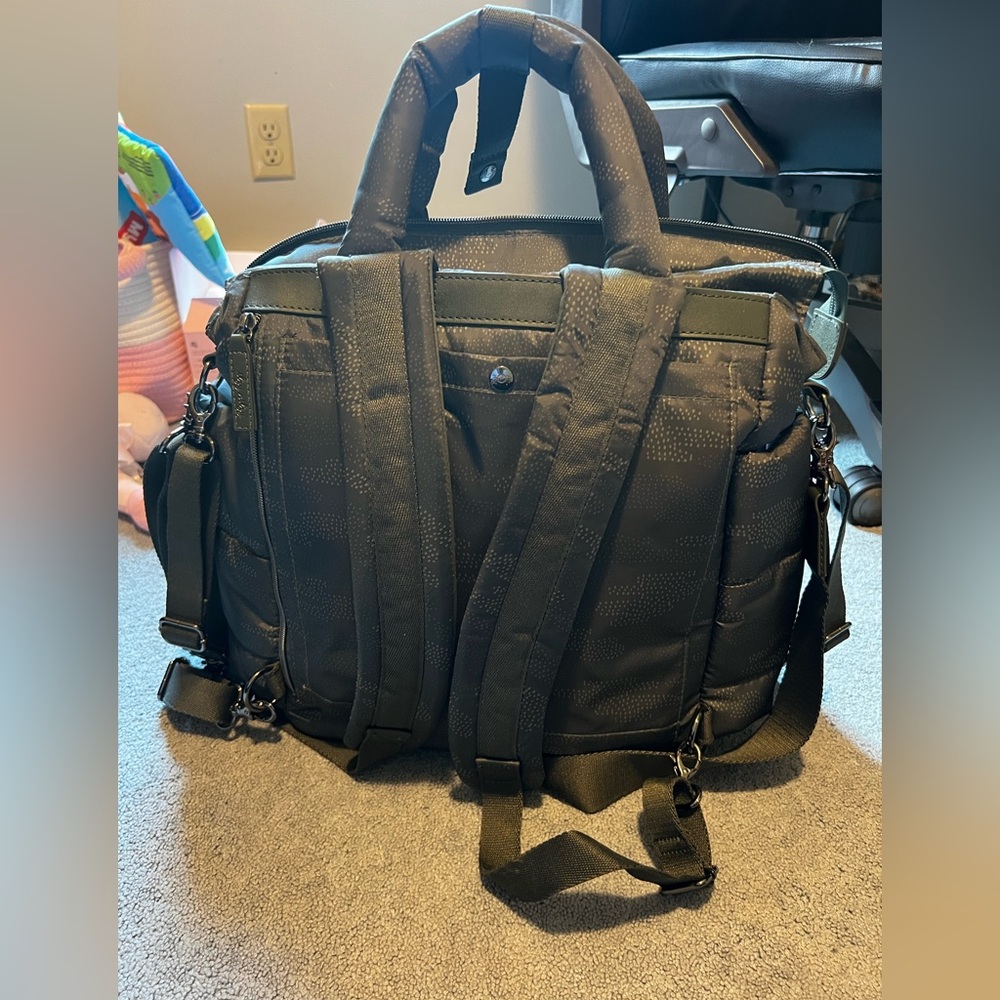 Itzy Ritzy dream convertible backpack. Camo print - Picture 2 of 6